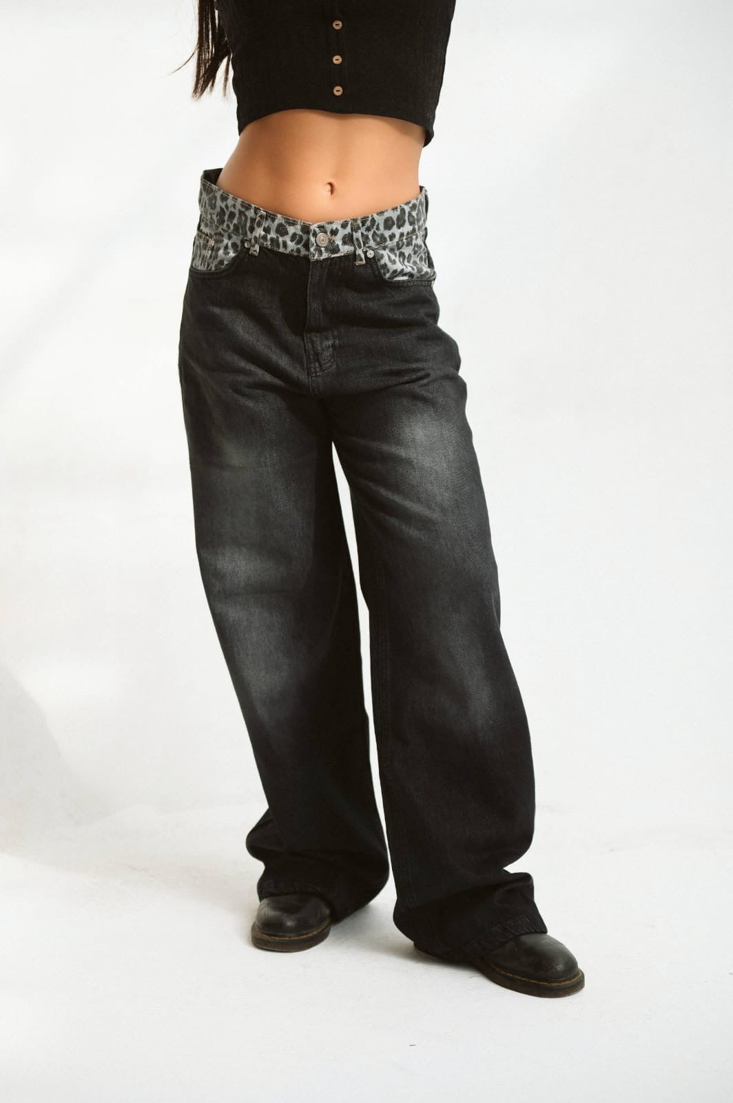 White leopard straight dark grey jeans